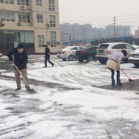 冒严寒，开云员工扫雪除冰忙