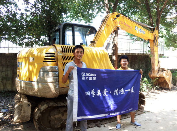 开云徐挖服务与客户在挖掘机前合影