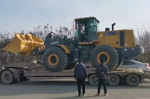 徐工LW600FV装载机登上板车