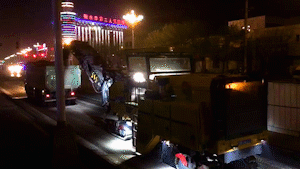 徐工XM200K铣刨机挑灯夜战负责路面开挖 徐工XM200K铣刨机挑灯夜战负责路面开挖