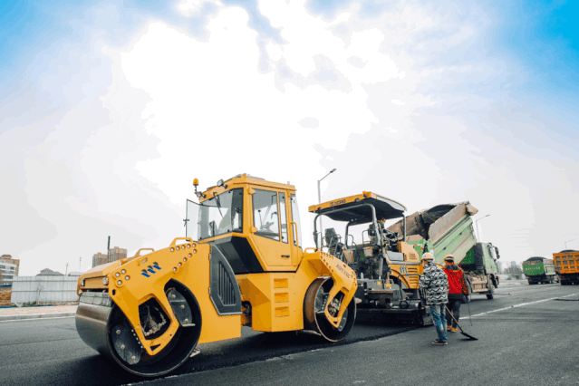 徐工成套道路机械正在郑州施工