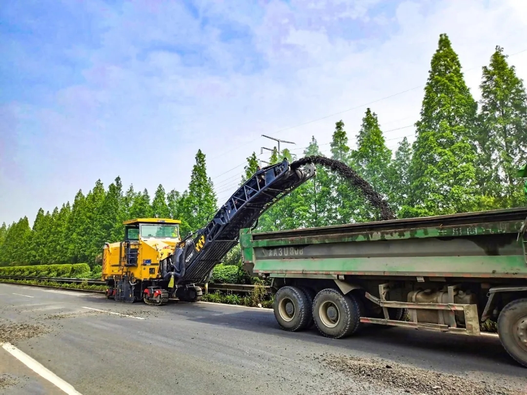 6台徐工大型铣刨机XM200KⅡ集结沪杭甬高速公路,助力该高速拆除工程 6台徐工大型铣刨机XM200KⅡ集结沪杭甬高速公路,助力该高速拆除工程