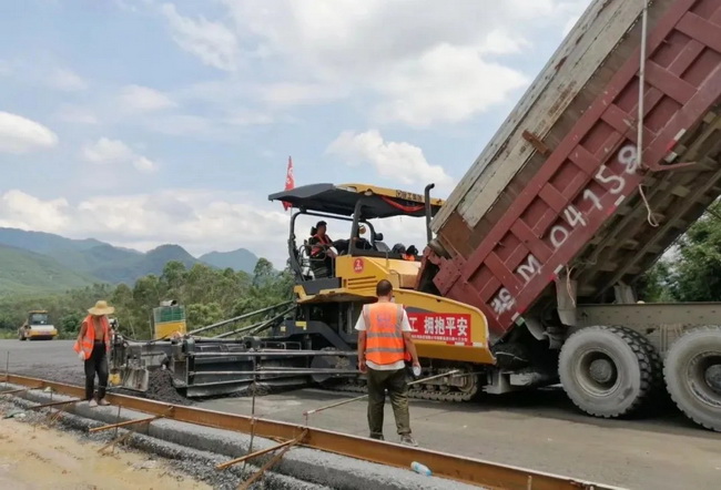 徐工成套道路机械设备组团施工韶新高速 徐工成套道路机械设备组团施工韶新高速