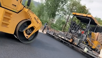 徐工道路机械助力丽江某县城路面“白改黑”提质升级