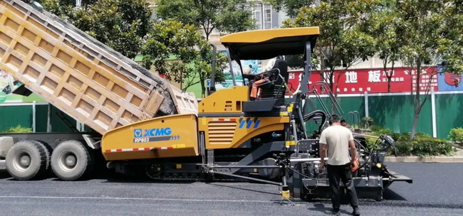 徐工“市场新星”RP803摊铺机携手RP453L摊铺机在施工现场