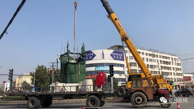 徐工吊车助力邓州大东关范仲淹像顺利搬迁