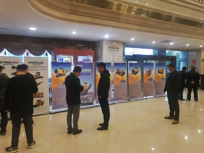 参赛选手了解徐工道路机械产品