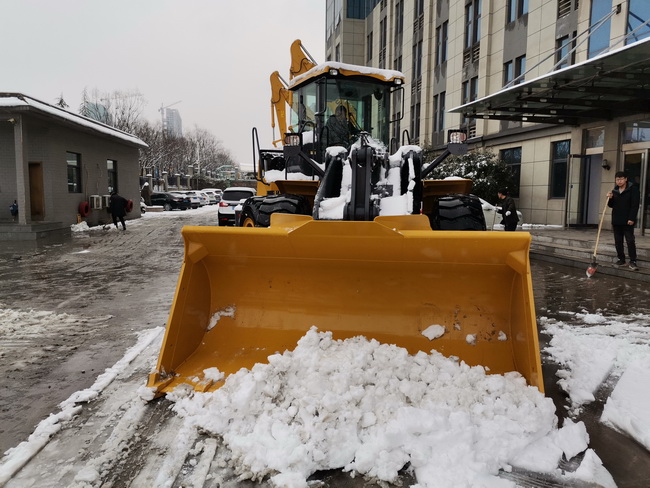 徐工装载机助力开云机械道路安全畅通
