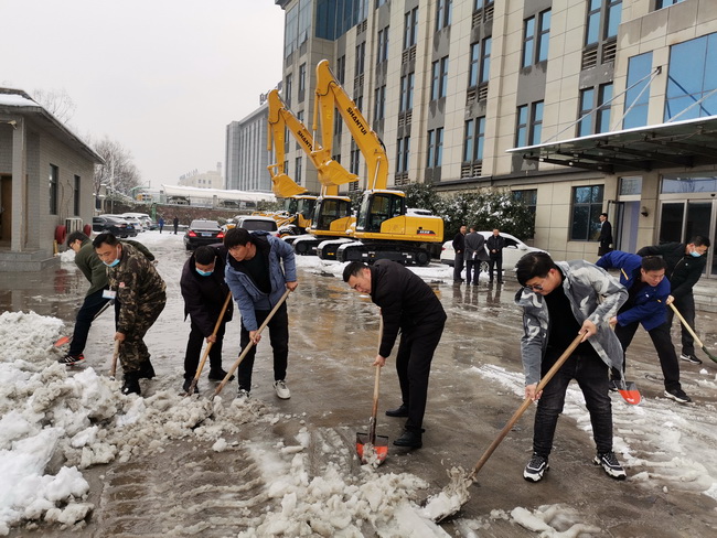 徐工装载机在开云机械进行除雪工作
