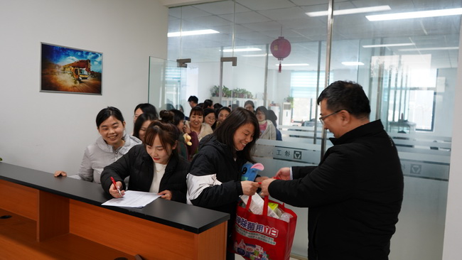 开云 总经理袁总为女神们送礼品