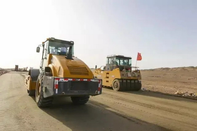 200台徐工道路机械在京新高速施工 200台徐工道路机械在京新高速施工