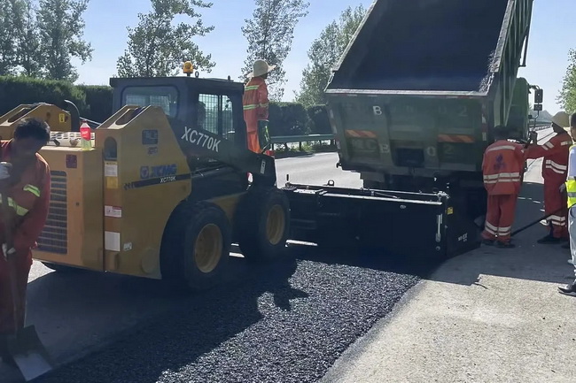 徐工XC770K滑移装载机参与宁洛高速沥青路面铣刨与摊铺施工 徐工XC770K滑移装载机参与宁洛高速沥青路面铣刨与摊铺施工