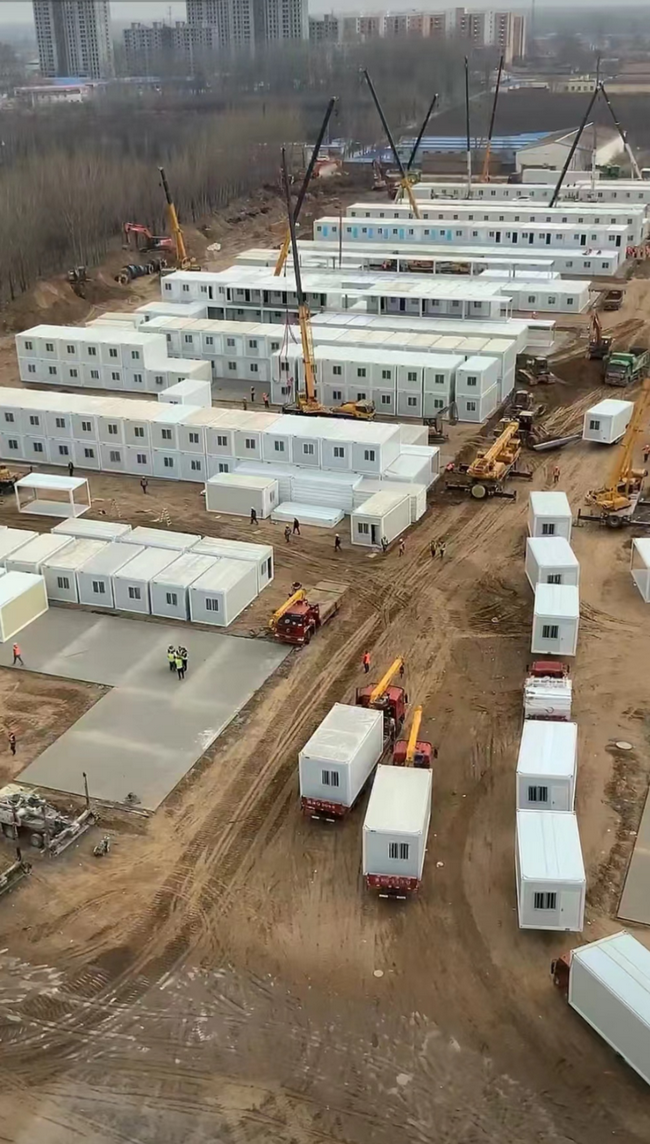 徐工起重机械援建唐山方舱项目施工