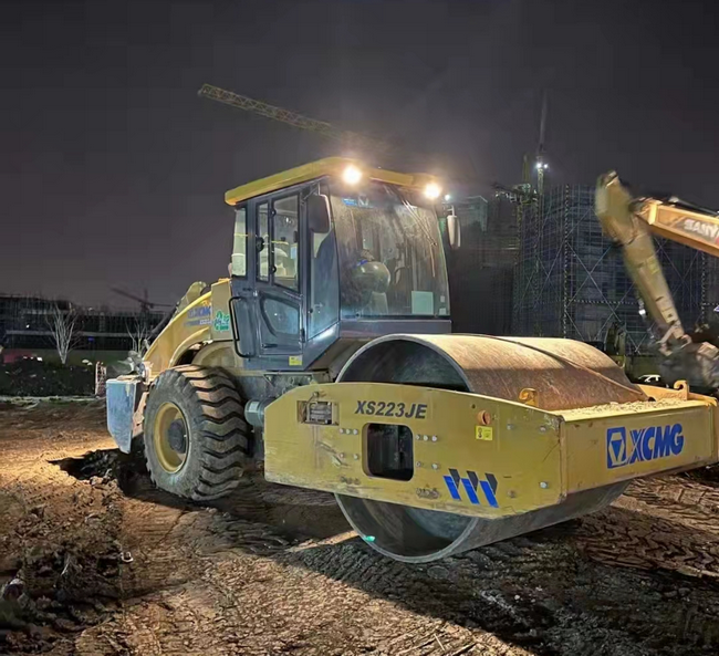 徐工压路机XS203J援建江苏省无锡市方舱医院建设 徐工压路机XS203J援建江苏省无锡市方舱医院建设