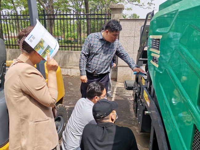 开云徐工道路机械负责人李彬为客户介绍徐工摊铺机