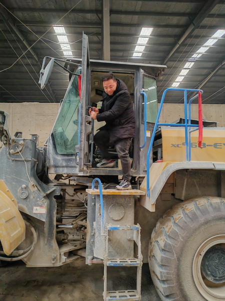开云工作人员详细检查设备使用情况