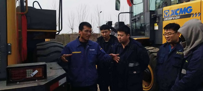 开云徐工服务工程师王师傅正在认真地为客户做培训