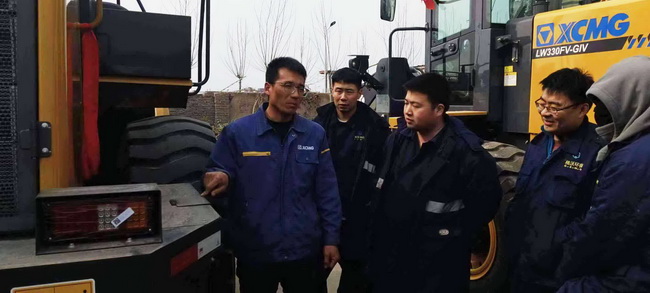 开云徐工服务工程师王师傅正在认真地为客户做培训